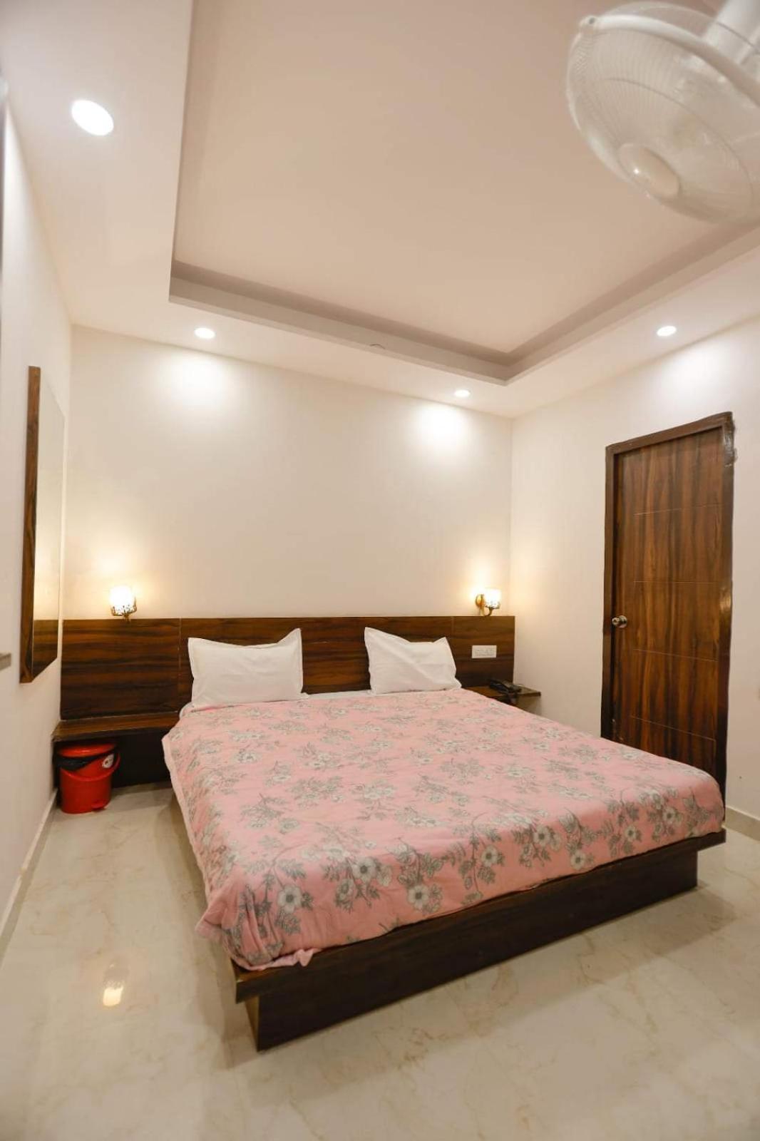 Hotel Rovers Inn Amritsar Exteriör bild